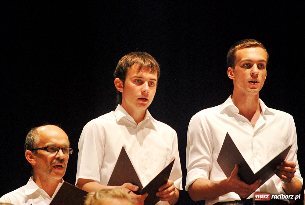 Zdjęcie w galerii na portalu naszraciborz.pl: Chórzyści uciekli przed upałem do Strzechy wiadomości z regionu