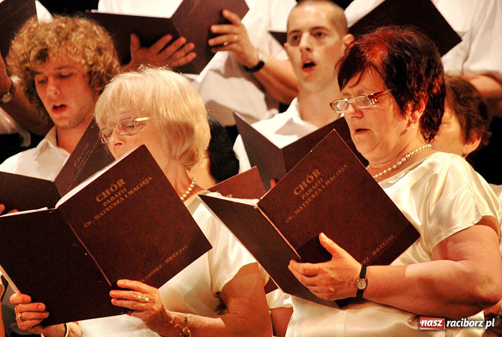 Zdjęcie w galerii na portalu naszraciborz.pl: Chórzyści uciekli przed upałem do Strzechy wiadomości z regionu