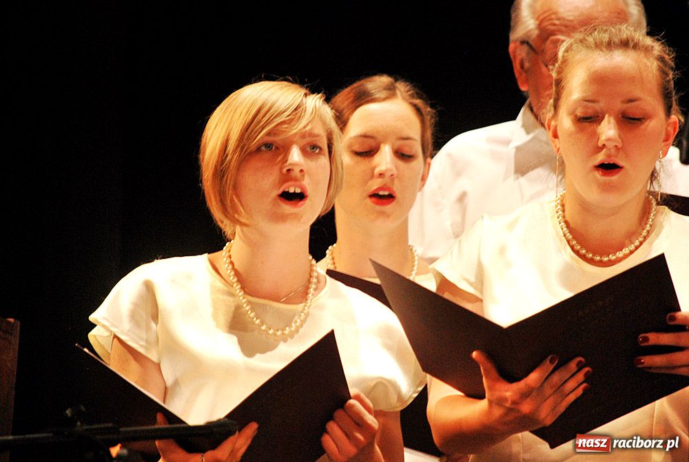 Zdjęcie w galerii na portalu naszraciborz.pl: Chórzyści uciekli przed upałem do Strzechy wiadomości z regionu