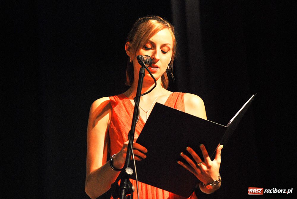 Zdjęcie w galerii na portalu naszraciborz.pl: Chórzyści uciekli przed upałem do Strzechy wiadomości z regionu