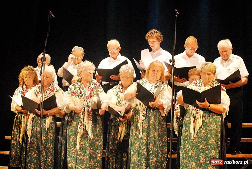 Zdjęcie w galerii na portalu naszraciborz.pl: Chórzyści uciekli przed upałem do Strzechy wiadomości z regionu