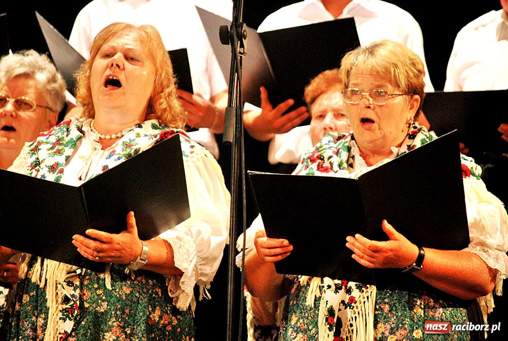 Zdjęcie w galerii na portalu naszraciborz.pl: Chórzyści uciekli przed upałem do Strzechy wiadomości z regionu