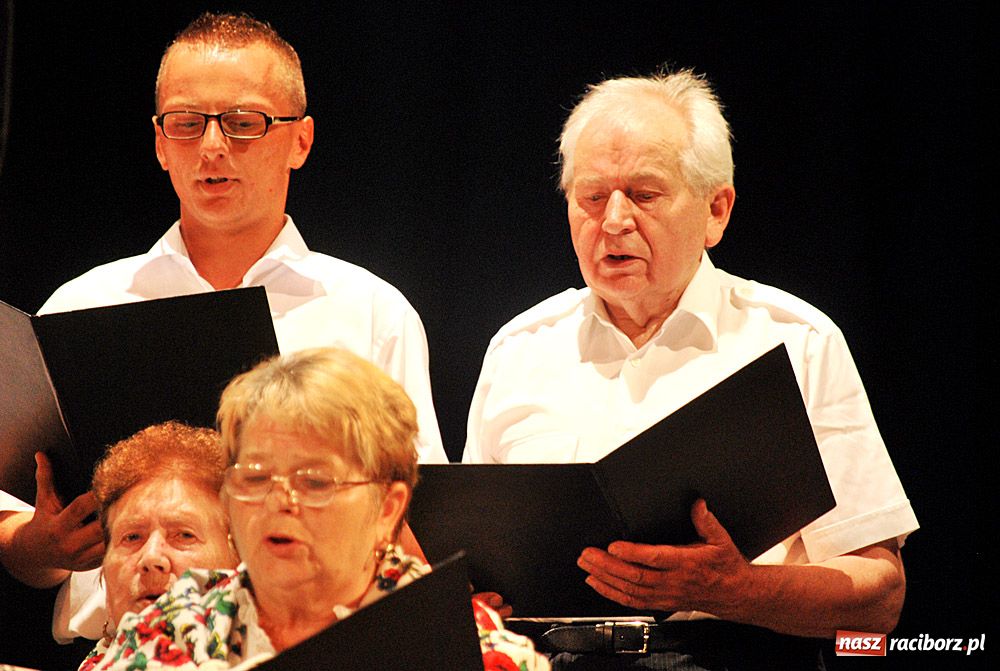 Zdjęcie w galerii na portalu naszraciborz.pl: Chórzyści uciekli przed upałem do Strzechy wiadomości z regionu