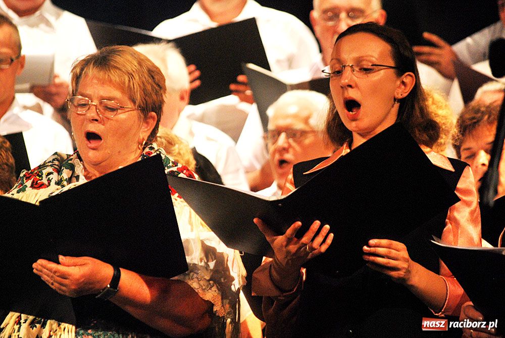 Zdjęcie w galerii na portalu naszraciborz.pl: Chórzyści uciekli przed upałem do Strzechy wiadomości z regionu