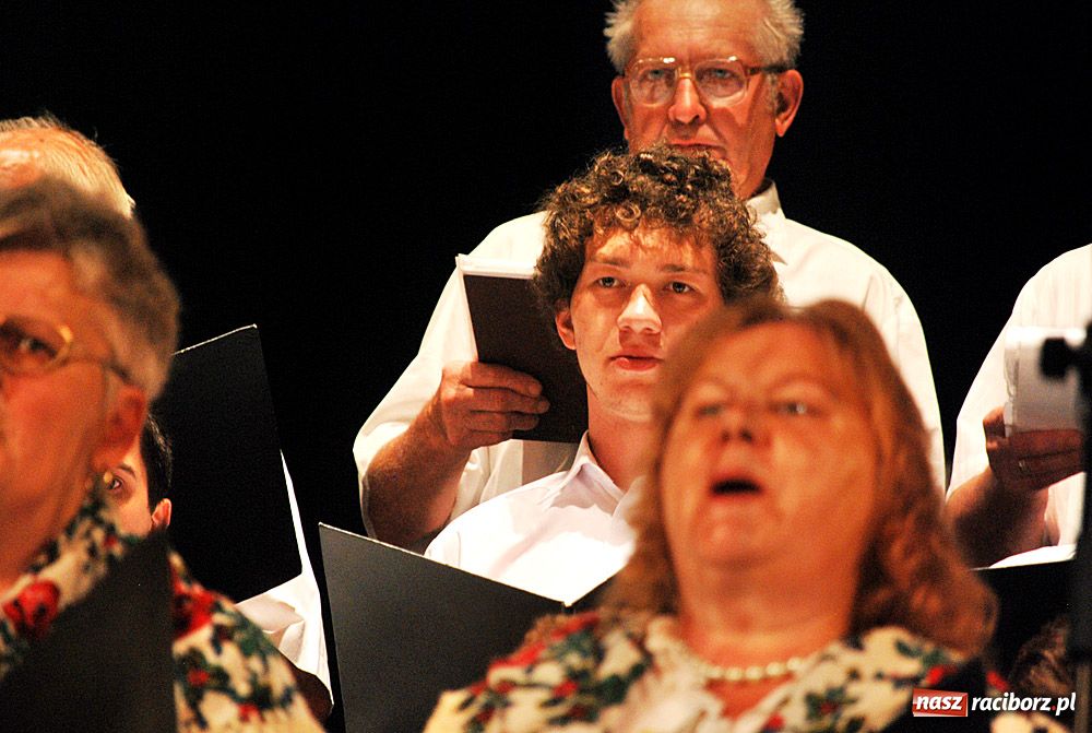 Zdjęcie w galerii na portalu naszraciborz.pl: Chórzyści uciekli przed upałem do Strzechy wiadomości z regionu