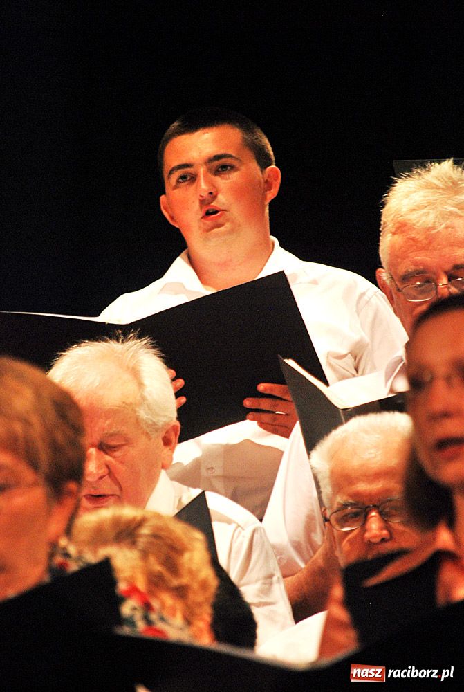 Zdjęcie w galerii na portalu naszraciborz.pl: Chórzyści uciekli przed upałem do Strzechy wiadomości z regionu