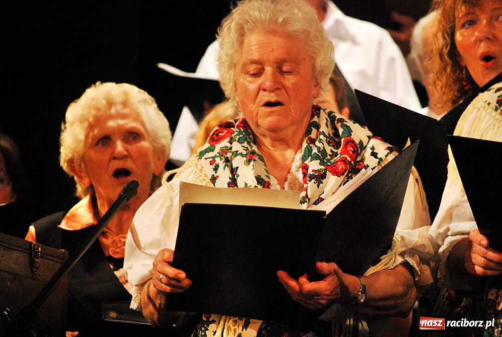 Zdjęcie w galerii na portalu naszraciborz.pl: Chórzyści uciekli przed upałem do Strzechy wiadomości z regionu