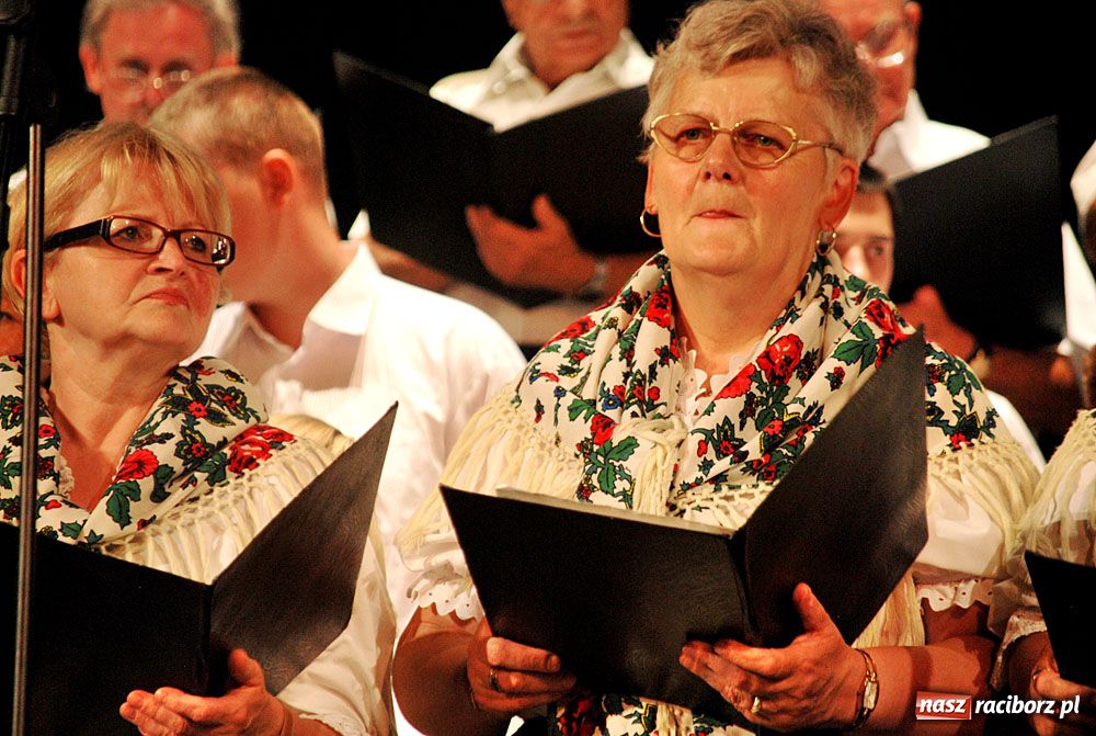 Zdjęcie w galerii na portalu naszraciborz.pl: Chórzyści uciekli przed upałem do Strzechy wiadomości z regionu