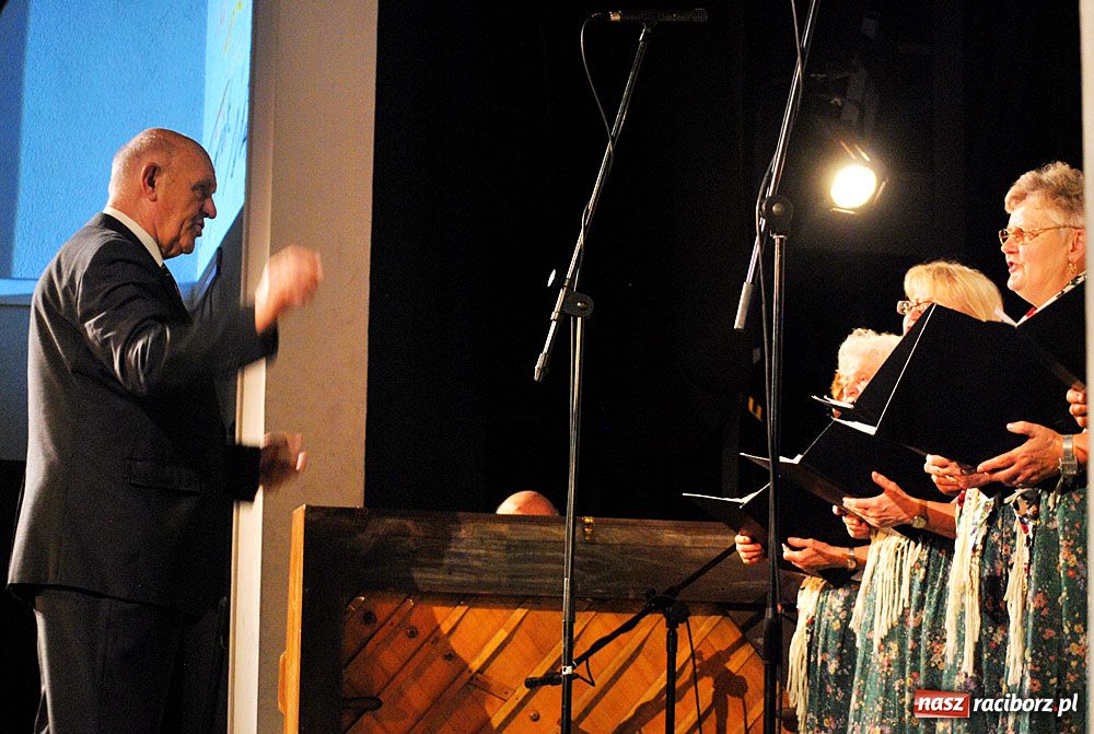 Zdjęcie w galerii na portalu naszraciborz.pl: Chórzyści uciekli przed upałem do Strzechy wiadomości z regionu