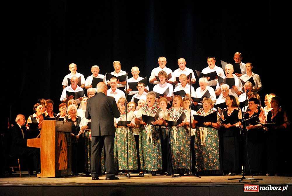 Zdjęcie w galerii na portalu naszraciborz.pl: Chórzyści uciekli przed upałem do Strzechy wiadomości z regionu