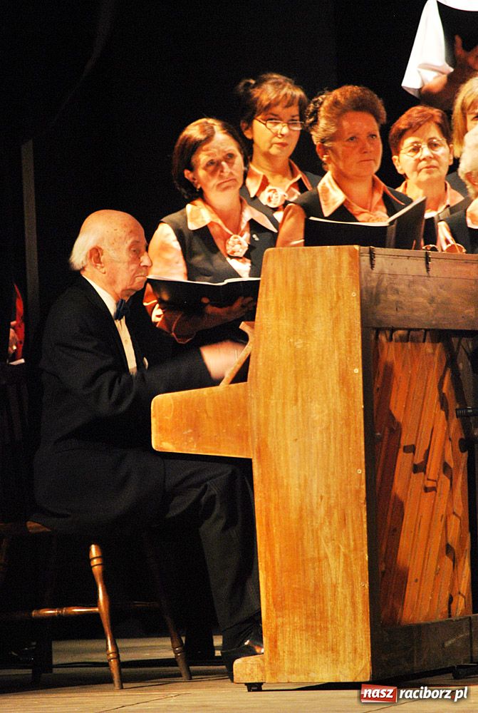 Zdjęcie w galerii na portalu naszraciborz.pl: Chórzyści uciekli przed upałem do Strzechy wiadomości z regionu