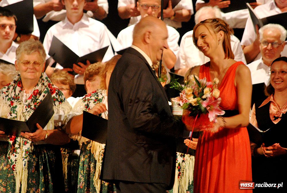 Zdjęcie w galerii na portalu naszraciborz.pl: Chórzyści uciekli przed upałem do Strzechy wiadomości z regionu