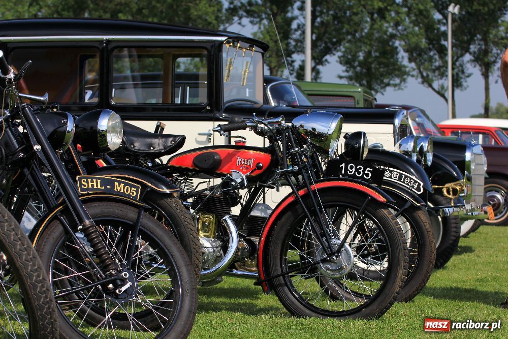 Zdjęcie w galerii na portalu naszraciborz.pl: Zabytkowe pojazdy zjechały do Zabełkowa wiadomości z regionu