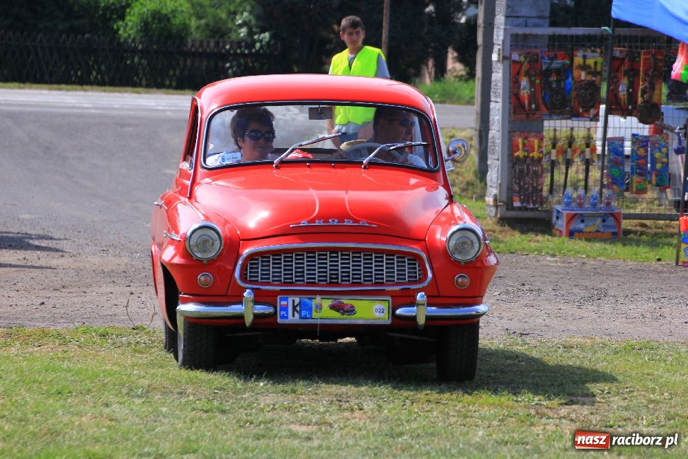 Zdjęcie w galerii na portalu naszraciborz.pl: Zabytkowe pojazdy zjechały do Zabełkowa wiadomości z regionu