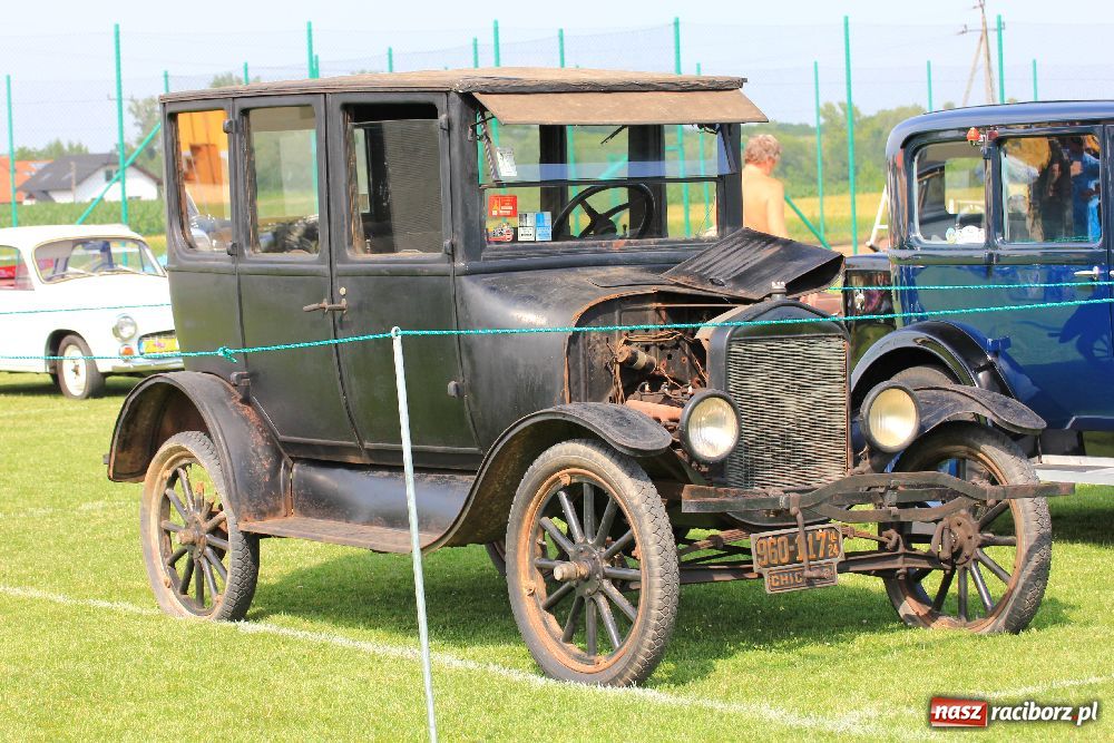 Zdjęcie w galerii na portalu naszraciborz.pl: Zabytkowe pojazdy zjechały do Zabełkowa wiadomości z regionu