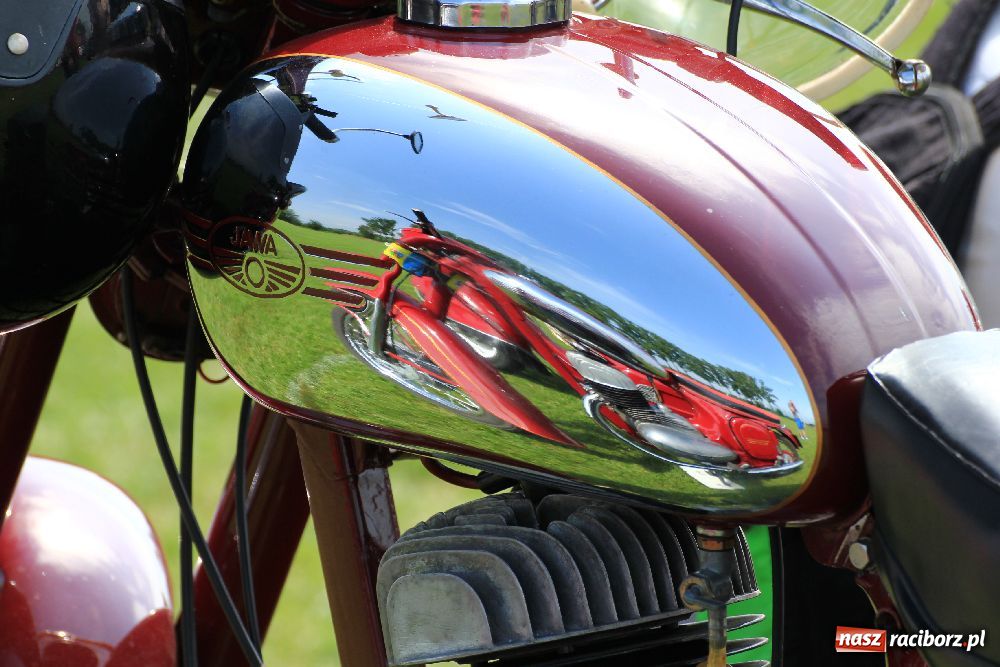 Zdjęcie w galerii na portalu naszraciborz.pl: Zabytkowe pojazdy zjechały do Zabełkowa wiadomości z regionu