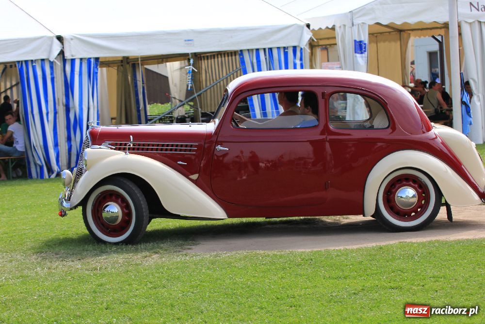 Zdjęcie w galerii na portalu naszraciborz.pl: Zabytkowe pojazdy zjechały do Zabełkowa wiadomości z regionu
