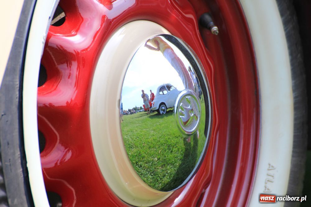 Zdjęcie w galerii na portalu naszraciborz.pl: Zabytkowe pojazdy zjechały do Zabełkowa wiadomości z regionu