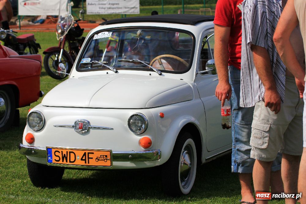 Zdjęcie w galerii na portalu naszraciborz.pl: Zabytkowe pojazdy zjechały do Zabełkowa wiadomości z regionu