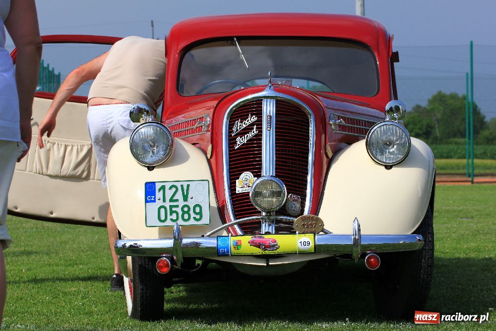 Zdjęcie w galerii na portalu naszraciborz.pl: Zabytkowe pojazdy zjechały do Zabełkowa wiadomości z regionu