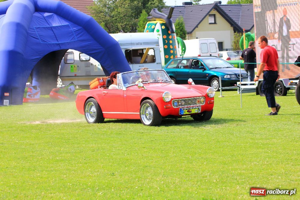 Zdjęcie w galerii na portalu naszraciborz.pl: Zabytkowe pojazdy zjechały do Zabełkowa wiadomości z regionu