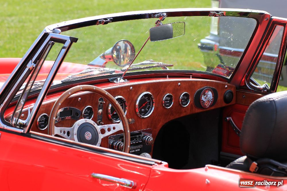 Zdjęcie w galerii na portalu naszraciborz.pl: Zabytkowe pojazdy zjechały do Zabełkowa wiadomości z regionu