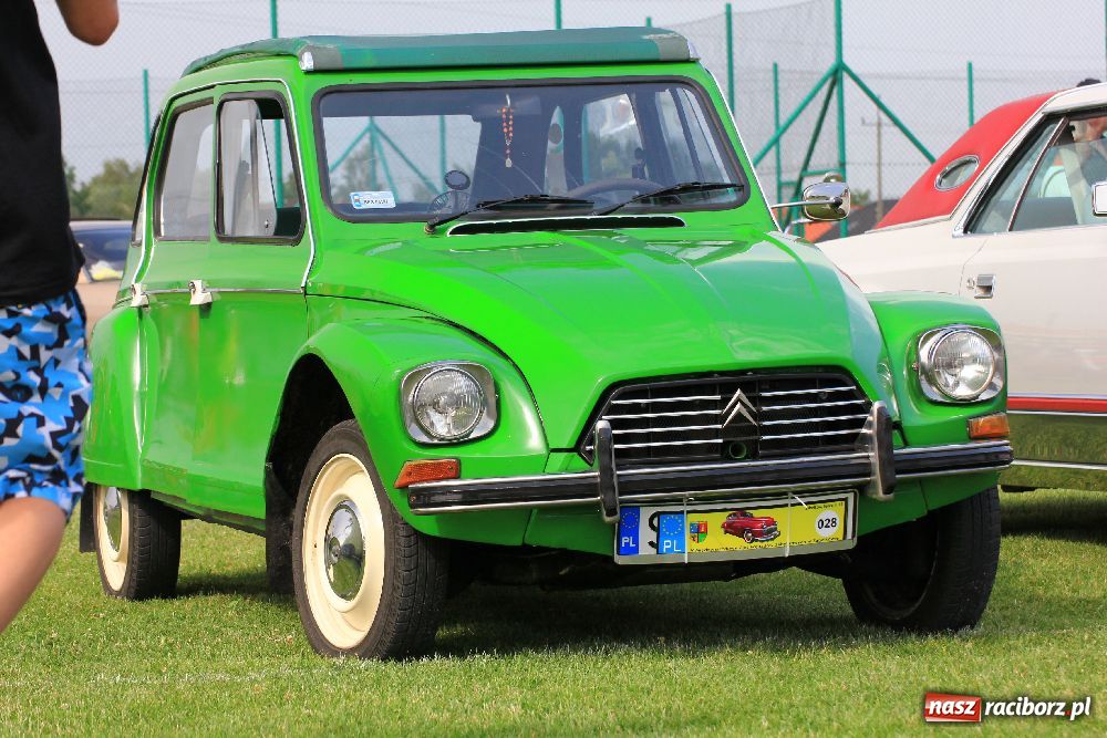 Zdjęcie w galerii na portalu naszraciborz.pl: Zabytkowe pojazdy zjechały do Zabełkowa wiadomości z regionu