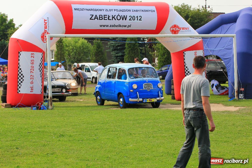 Zdjęcie w galerii na portalu naszraciborz.pl: Zabytkowe pojazdy zjechały do Zabełkowa wiadomości z regionu