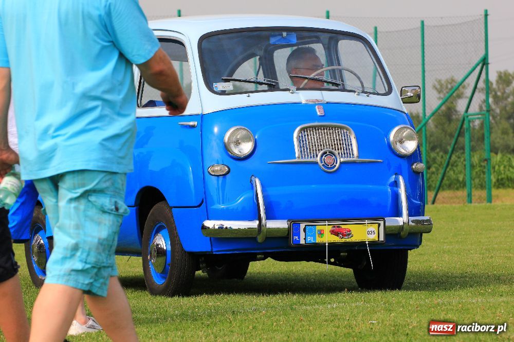 Zdjęcie w galerii na portalu naszraciborz.pl: Zabytkowe pojazdy zjechały do Zabełkowa wiadomości z regionu