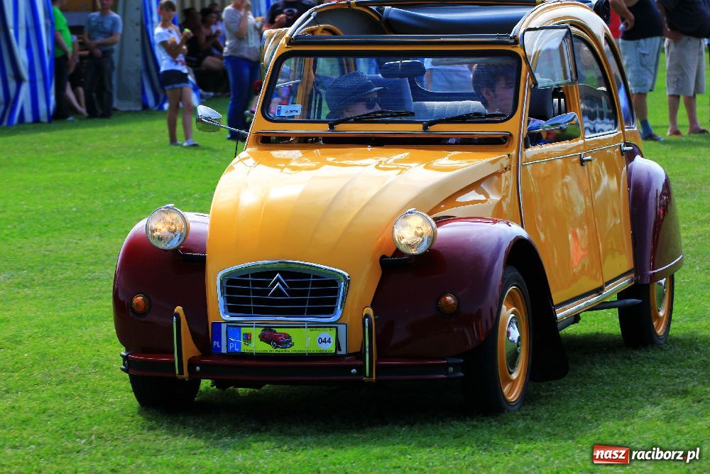 Zdjęcie w galerii na portalu naszraciborz.pl: Zabytkowe pojazdy zjechały do Zabełkowa wiadomości z regionu