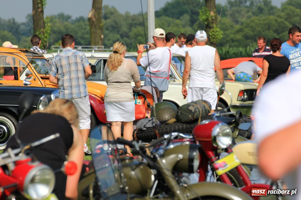 Zdjęcie w galerii na portalu naszraciborz.pl: Zabytkowe pojazdy zjechały do Zabełkowa wiadomości z regionu