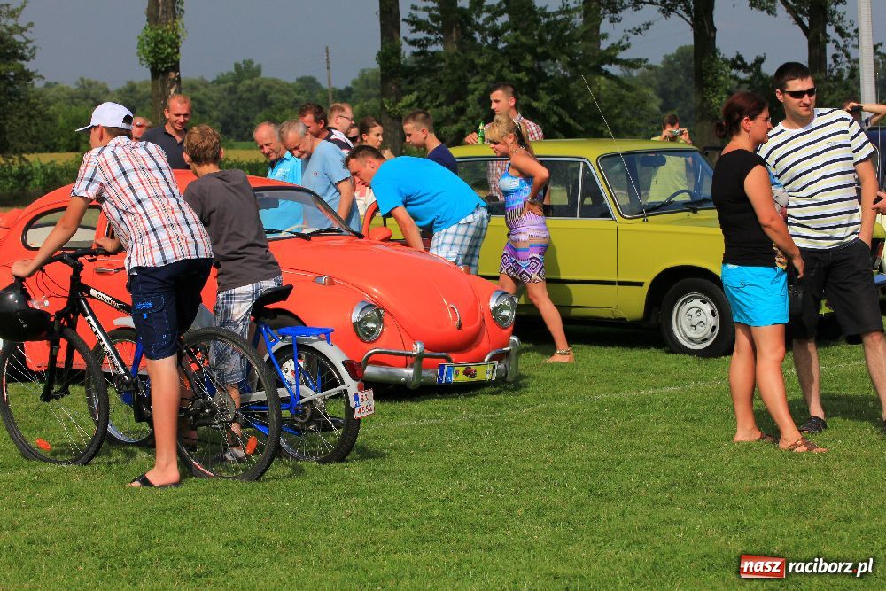 Zdjęcie w galerii na portalu naszraciborz.pl: Zabytkowe pojazdy zjechały do Zabełkowa wiadomości z regionu