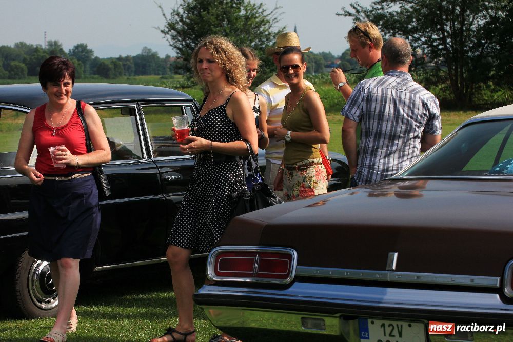 Zdjęcie w galerii na portalu naszraciborz.pl: Zabytkowe pojazdy zjechały do Zabełkowa wiadomości z regionu