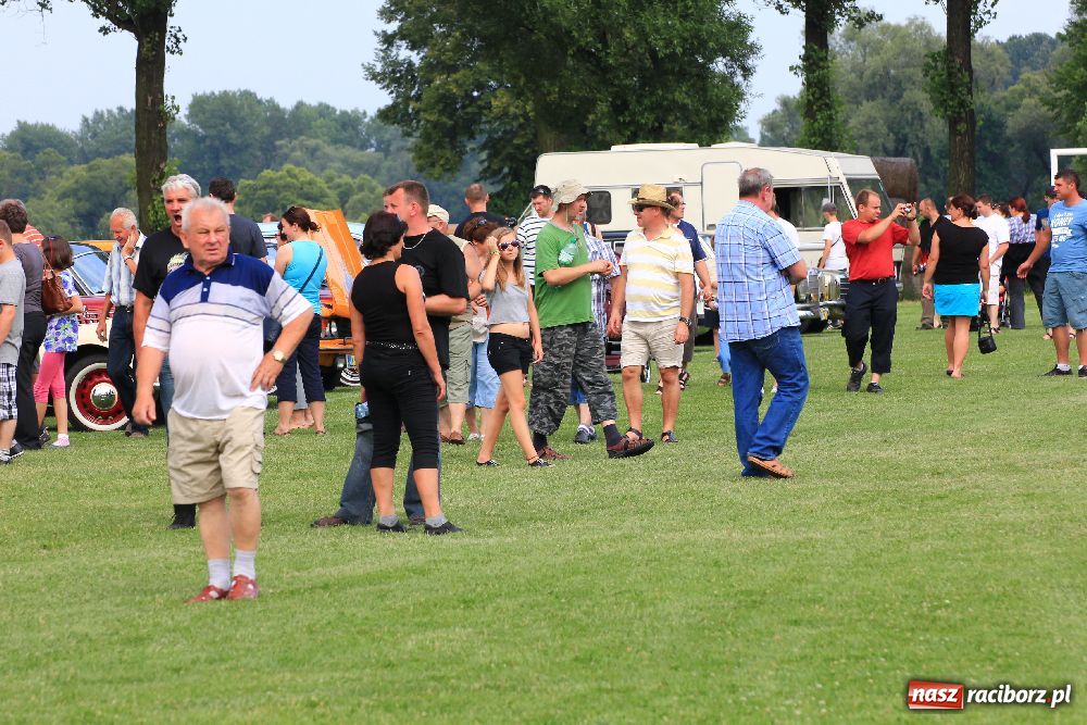 Zdjęcie w galerii na portalu naszraciborz.pl: Zabytkowe pojazdy zjechały do Zabełkowa wiadomości z regionu