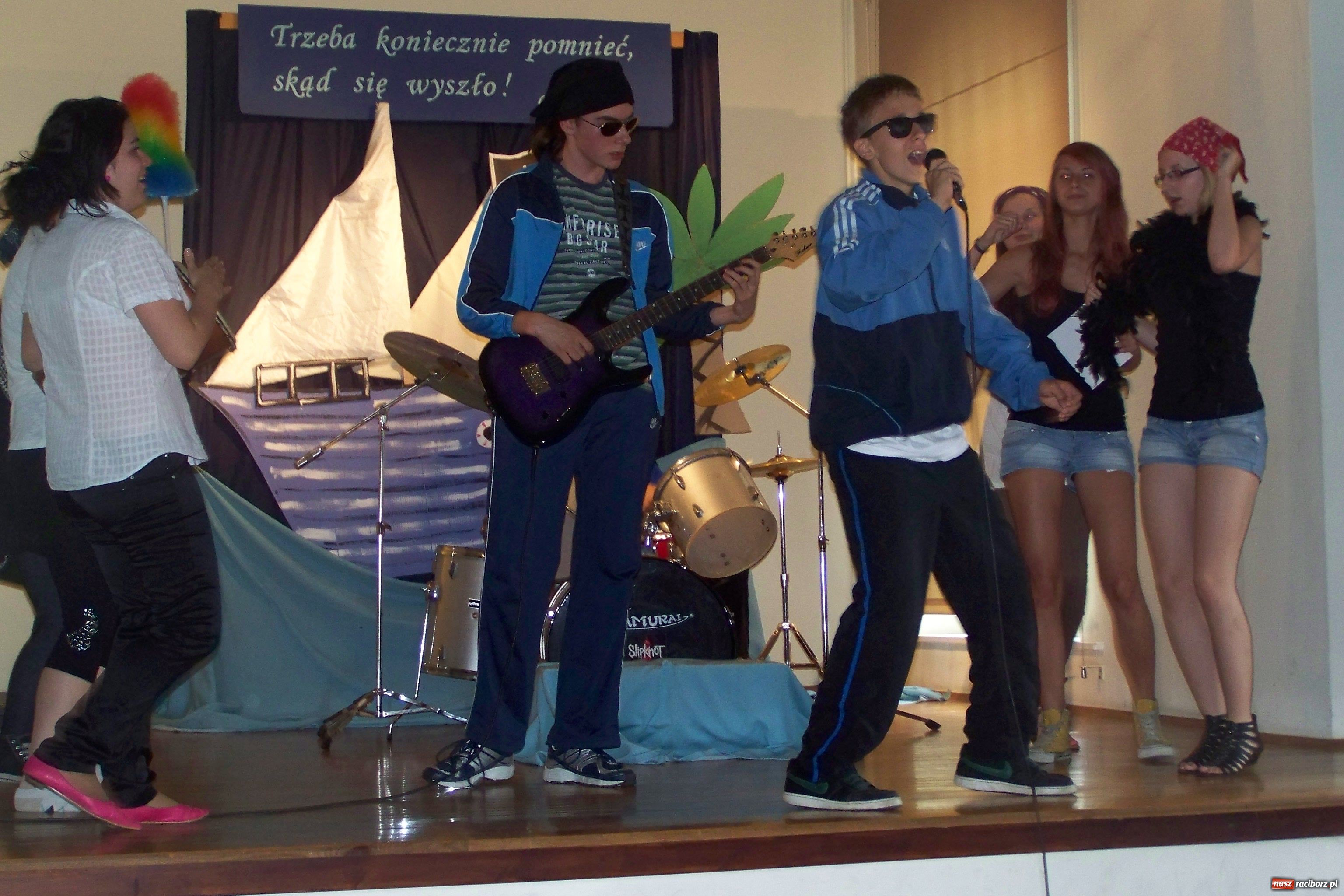 Zdjęcie w galerii na portalu naszraciborz.pl: Pożegnanie klas III w G-5 wiadomości z regionu