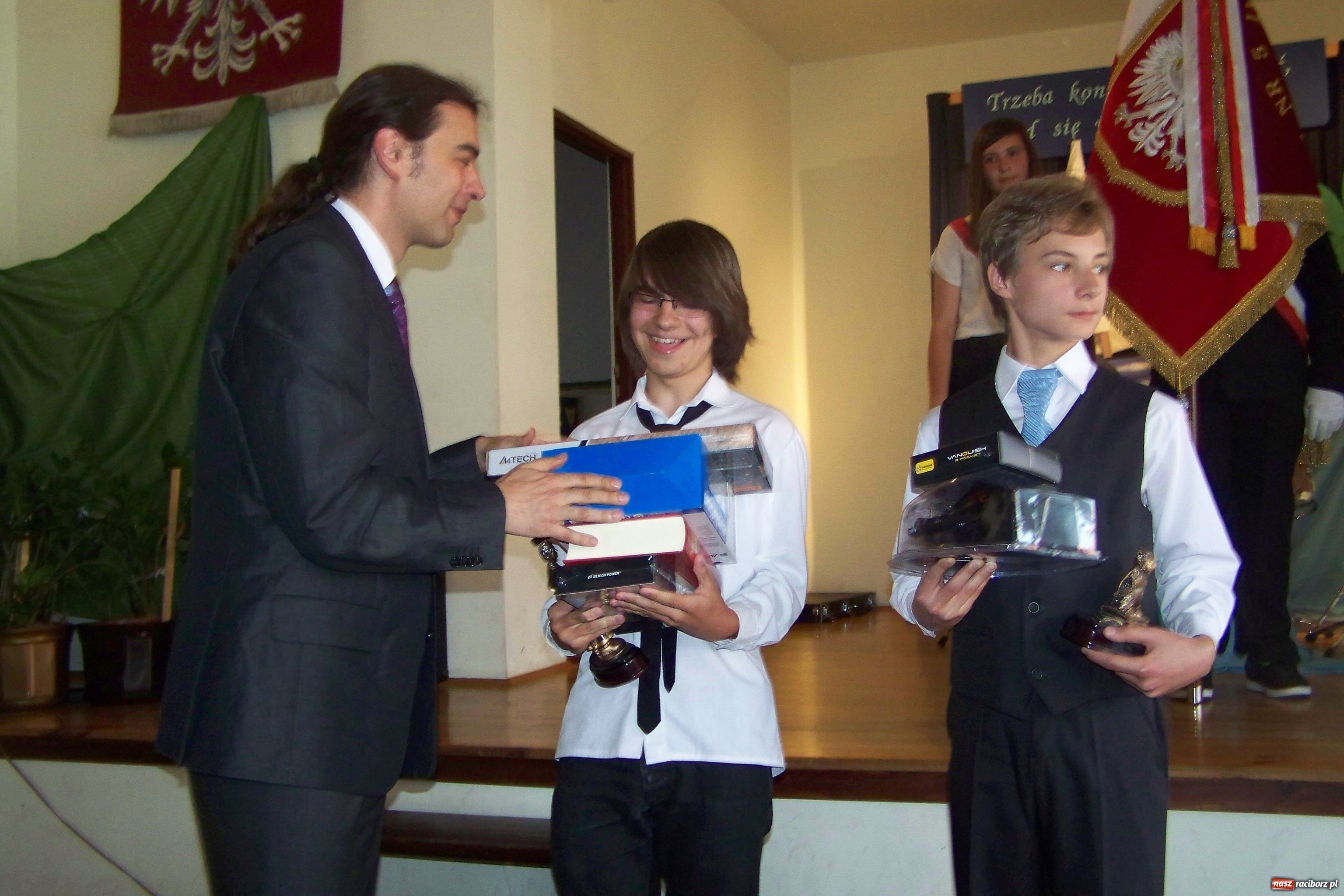 Zdjęcie w galerii na portalu naszraciborz.pl: Pożegnanie klas III w G-5 wiadomości z regionu