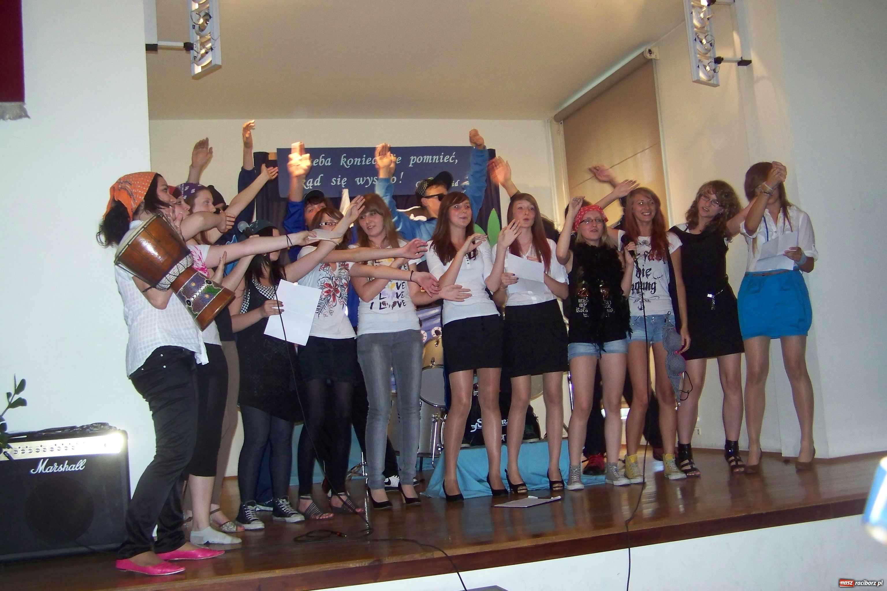 Zdjęcie w galerii na portalu naszraciborz.pl: Pożegnanie klas III w G-5 wiadomości z regionu