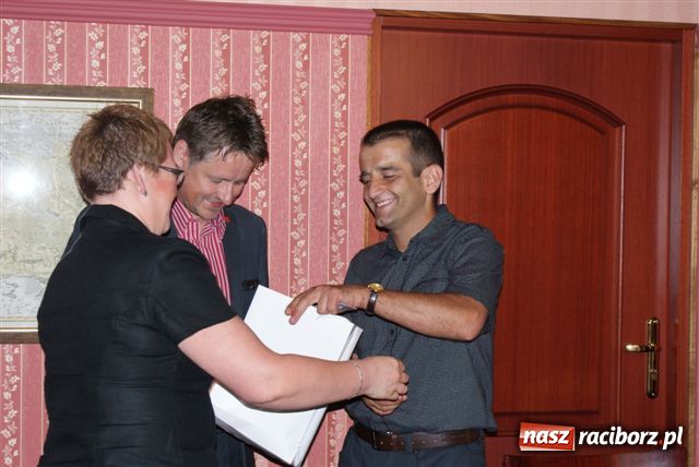 Zdjęcie w galerii na portalu naszraciborz.pl: Wręczono dowody nowym raciborzanom wiadomości z regionu