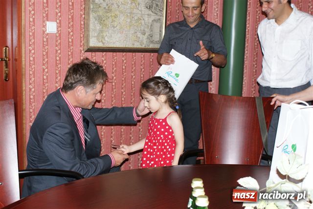 Zdjęcie w galerii na portalu naszraciborz.pl: Wręczono dowody nowym raciborzanom wiadomości z regionu