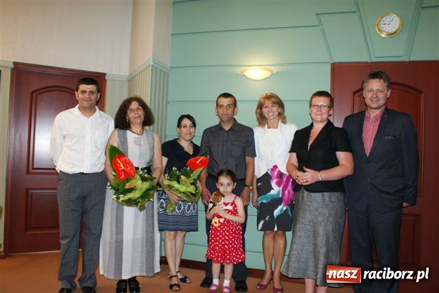 Zdjęcie w galerii na portalu naszraciborz.pl: Wręczono dowody nowym raciborzanom wiadomości z regionu