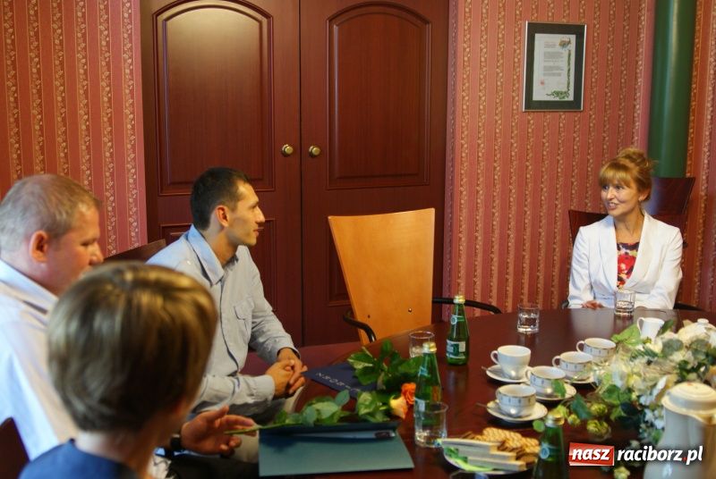 Zdjęcie w galerii na portalu naszraciborz.pl: Mianowani przyszli do magistratu wiadomości z regionu