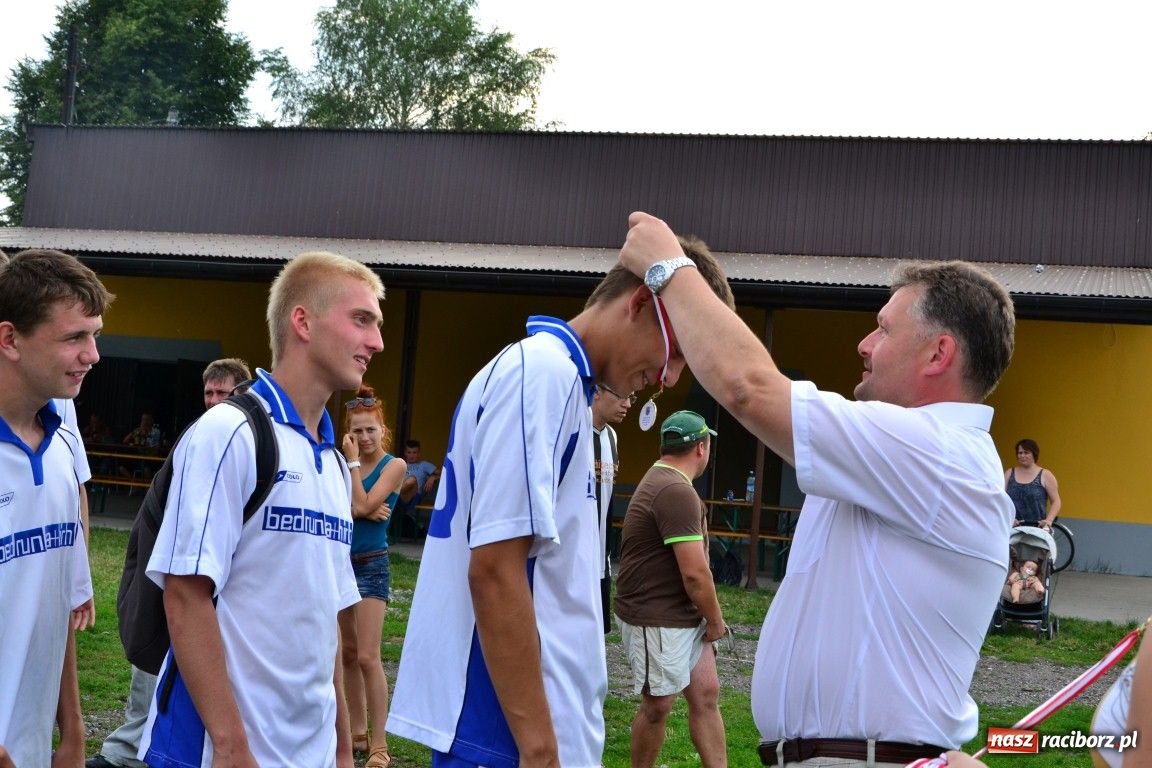 Zdjęcie w galerii na portalu naszraciborz.pl: Juniorzy walczyli o Puchar Wójta wiadomości z regionu