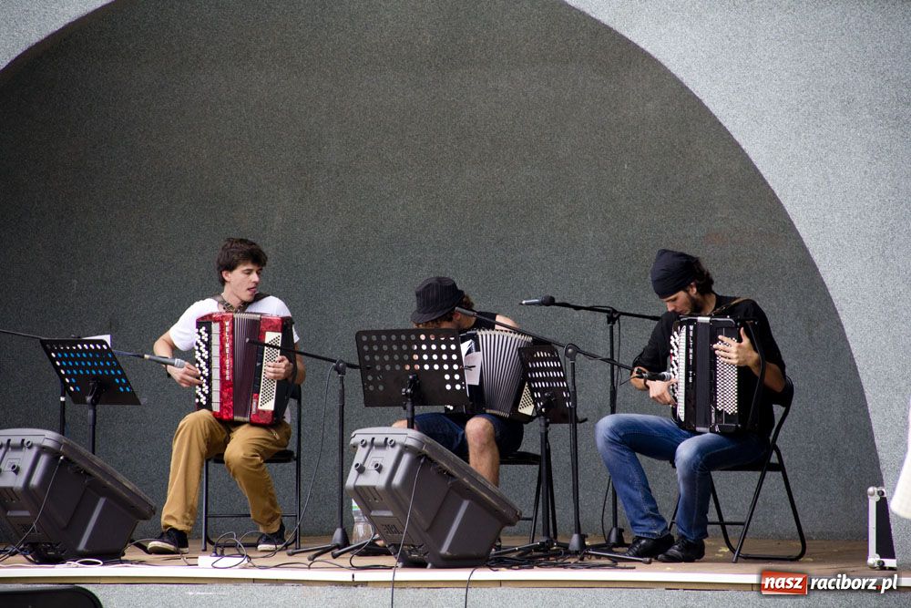 Zdjęcie w galerii na portalu naszraciborz.pl: Trio akordeonowe na letni upał wiadomości z regionu