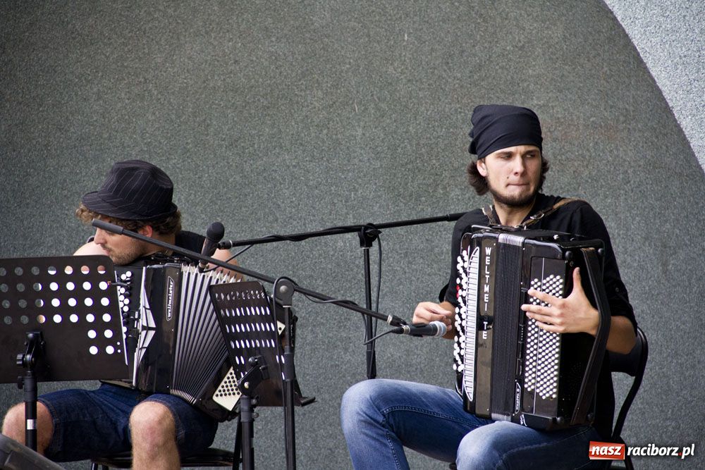 Zdjęcie w galerii na portalu naszraciborz.pl: Trio akordeonowe na letni upał wiadomości z regionu