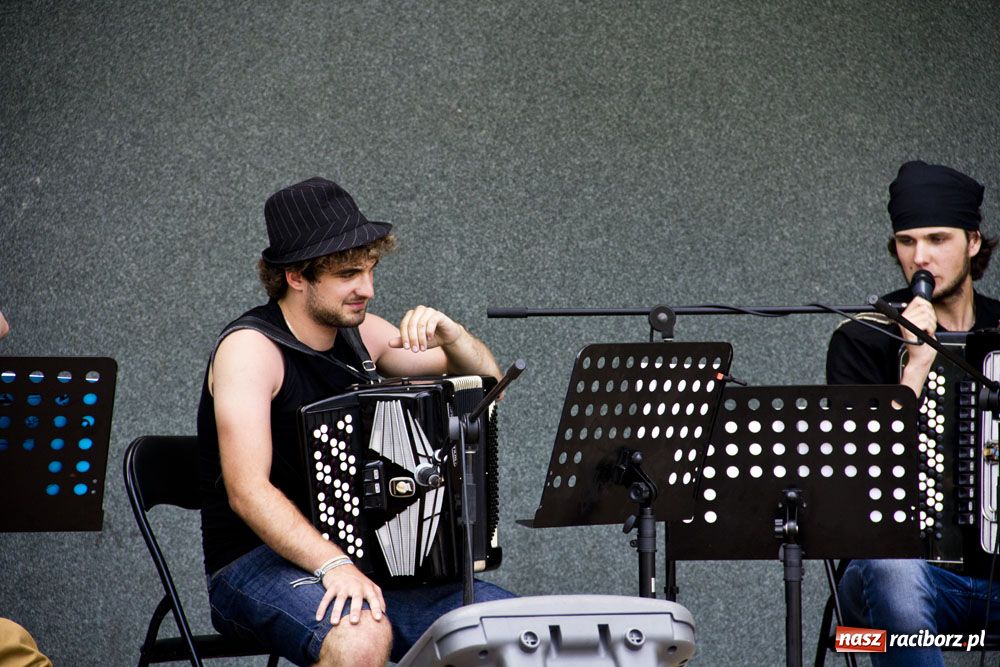 Zdjęcie w galerii na portalu naszraciborz.pl: Trio akordeonowe na letni upał wiadomości z regionu