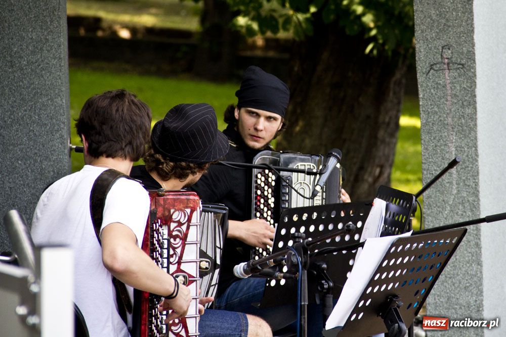 Zdjęcie w galerii na portalu naszraciborz.pl: Trio akordeonowe na letni upał wiadomości z regionu