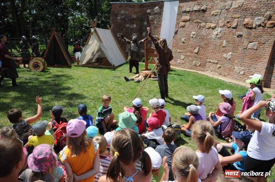 Zdjęcie w galerii na portalu naszraciborz.pl: Dzieci bawiły się na zamku z Drengami wiadomości z regionu
