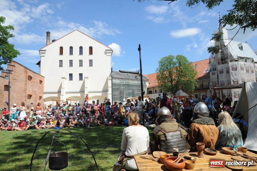 Zdjęcie w galerii na portalu naszraciborz.pl: Dzieci bawiły się na zamku z Drengami wiadomości z regionu