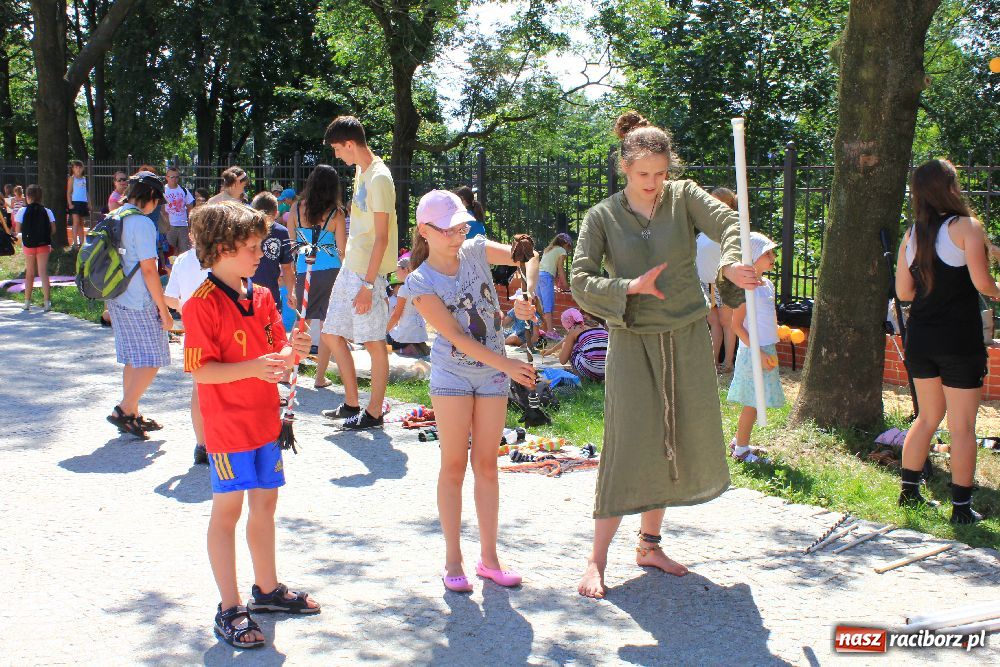 Zdjęcie w galerii na portalu naszraciborz.pl: Dzieci bawiły się na zamku z Drengami wiadomości z regionu