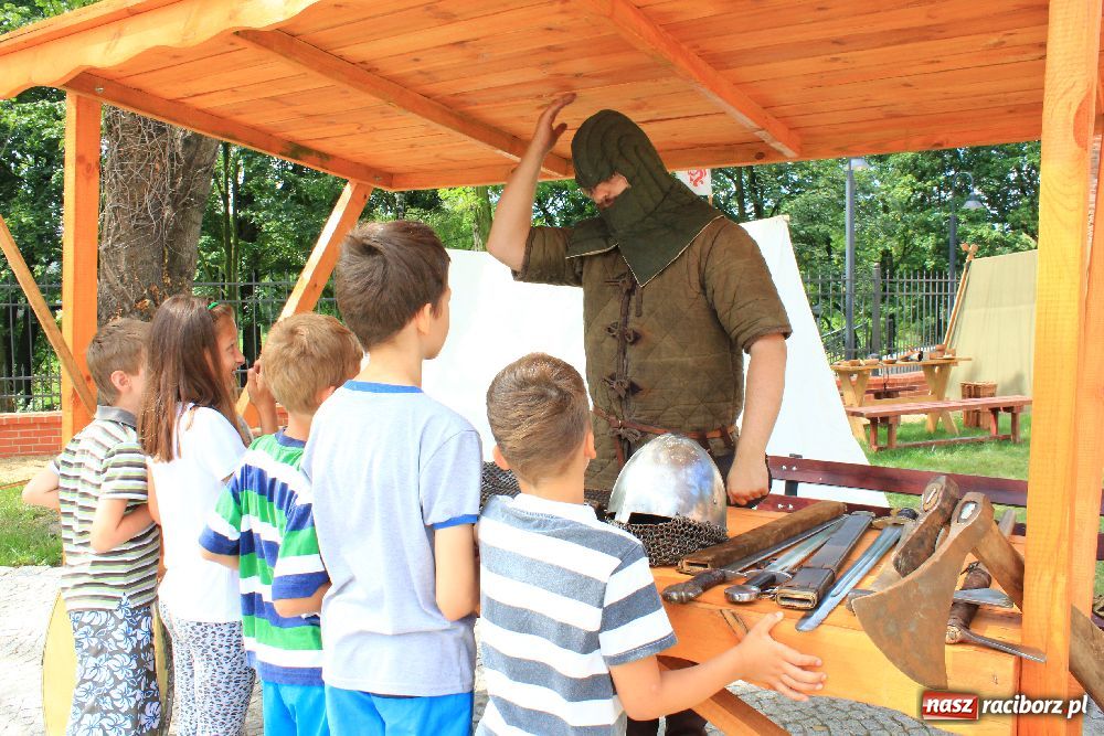 Zdjęcie w galerii na portalu naszraciborz.pl: Dzieci bawiły się na zamku z Drengami wiadomości z regionu